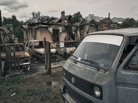 Пошкоджена будівля та автомобіль у приватному секторі