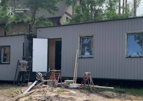 Модульна будівля з металевою обшивкою та будівельні матеріали поблизу
