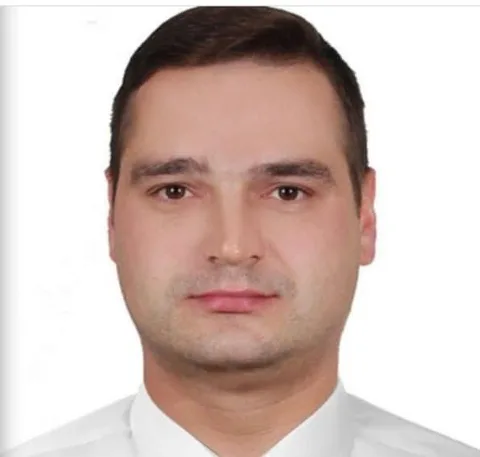 Портрет чоловіка середнього віку в білій сорочці