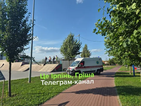 Скейтпарк на набережній, машина швидкої допомоги поблизу