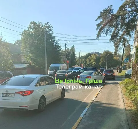 Місце дорожної аварії з кількома автомобілями на вулиці