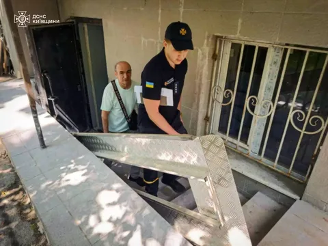 Рятувальники перевіряють укриття в житловому будинку