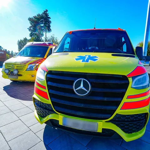 Два автомобілі швидкої допомоги жовто-червоного кольору