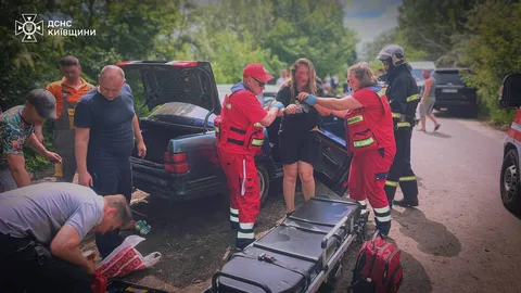 Рятувальники деблокують людей з пошкодженого автомобіля на дорозі