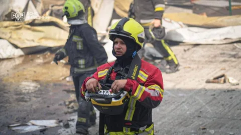 Рятувальник у захисному костюмі на місці пожежі