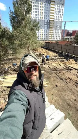 Чоловік у захисному шоломі на будівельному майданчику
