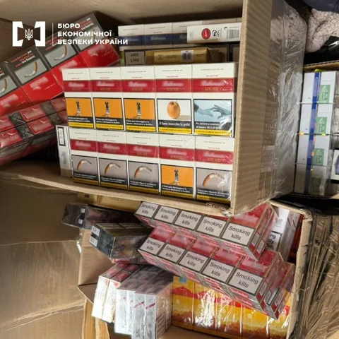 Вилучені пачки контрафактних цигарок на полиці магазину