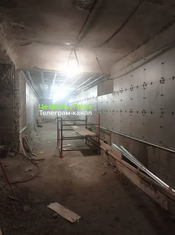 Пошкоджений підземний перехід з металевими конструкціями