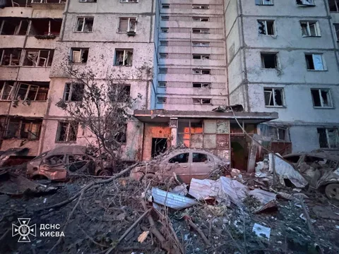 Пошкоджені житлові будівлі та завали на вулиці