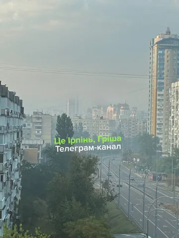 Вид на міський район з багатоповерховими будинками в смозі