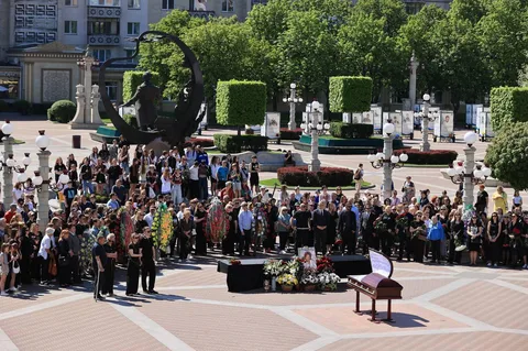 Люди на площі під час церемонії прощання