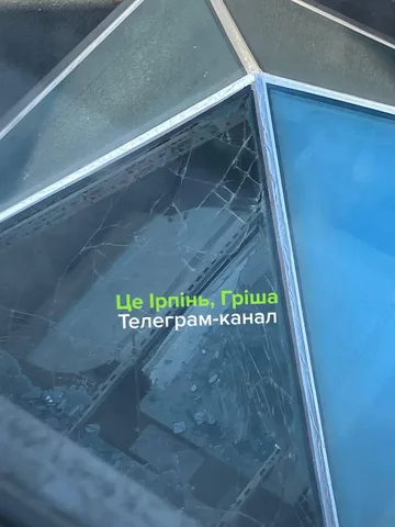 Пошкоджене вікно багатоповерхового будинку з тріщинами
