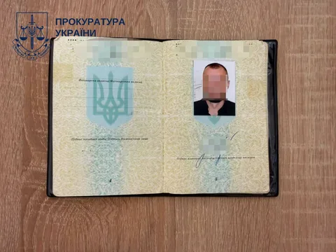 Розгорнутий паспорт з фото та печаткою