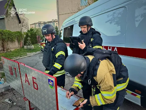 Рятувальники біля машини швидкої допомоги на місці