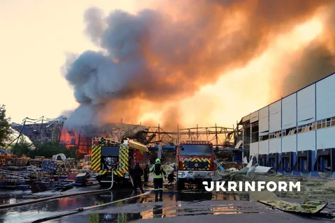 Пожежа на промисловому підприємстві, пожежні машини та рятувальники