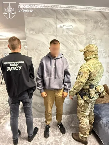 Троє чоловіків у приміщенні під час затримання