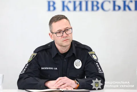 Чоловік у формі поліції за столом на прес-конференції