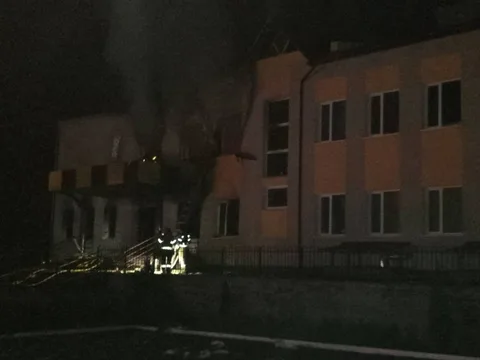 Пошкоджена будівля ліцею вночі з видимими наслідками влучення
