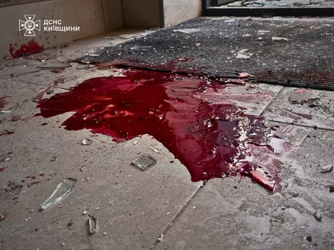 Слідові крові на підлозі пошкодженого приміщення