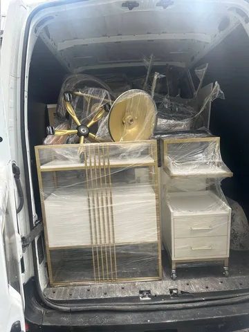 Вантажний автомобіль з меблями та будівельними матеріалами