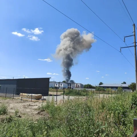 Дим піднімається над складським приміщенням у Білогородці