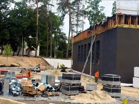 Будівництво чорної будівлі з дерев'яною конструкцією даху