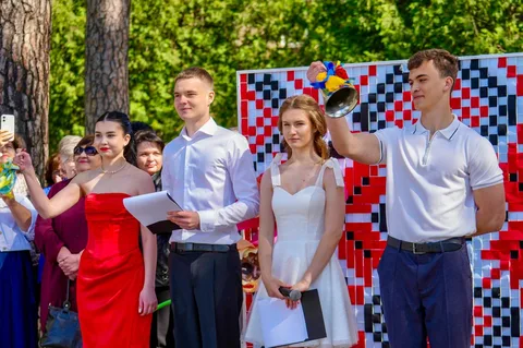 Випускники в святковому одязі на церемонії вручення свідоцтв