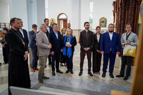 Група офіційних осіб у церкві під час візиту