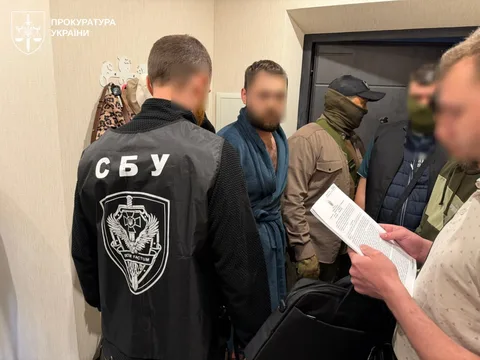 Співробітники СБУ проводять слідчі дії з кількома чоловіками в приміщенні