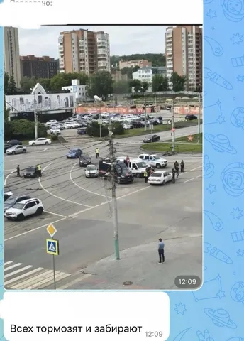 Поліцейські машини та люди на перехресті міста