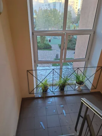 Вікно квартири з видом на вулицю після падіння безпілотника