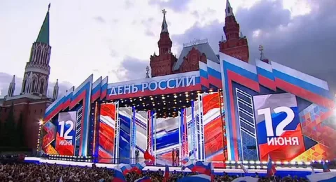 Сцена з російськими прапорами на Червоній площі в Москві