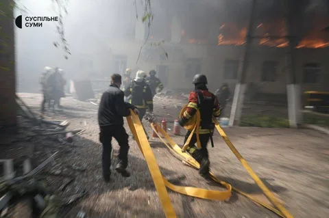 Рятувальники гасять пожежу в пошкодженій будівлі