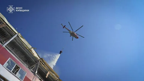 Гелікоптер ДСНС гасить пожежу в будівлі