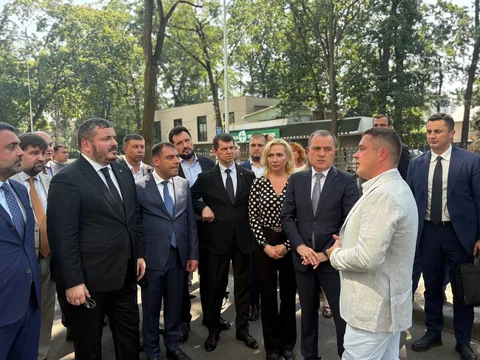 Група офіційних осіб на зустрічі в парку
