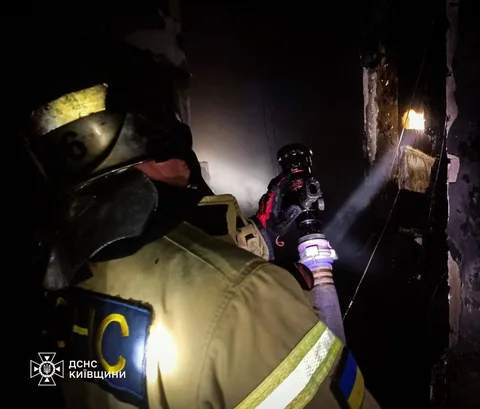 Рятувальники гасять пожежу в квартирі ночами