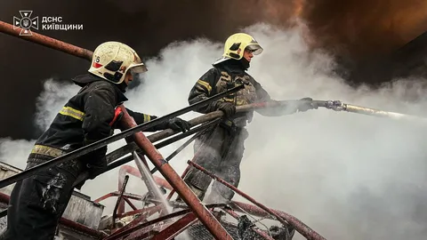 Пожежні гасять пожежу з висоти під час гасіння