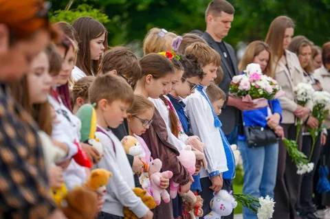 Діти з квітами на меморіальній церемонії