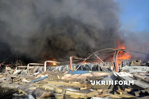 Пошкоджена будівля підприємства з димом і вогнем