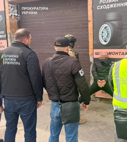 Затримання чоловіків правоохоронцями біля будівлі прокуратури