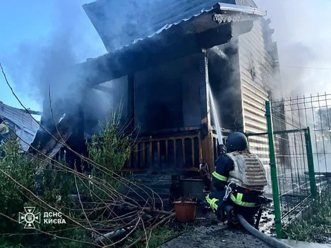 Пожежа в житловому будинку, гасіння вогню рятувальниками