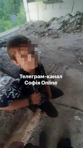 Людина в пошкодженому приміщенні з руйнуваннями