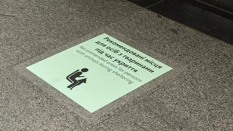 Наклейка на підлозі метро з інструкцією та піктограмою