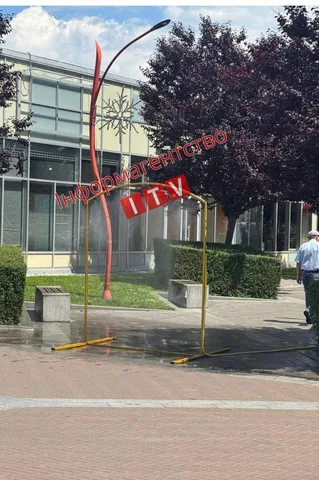 Червона конструкція з водяним розпиленням на вулиці Ірпеня