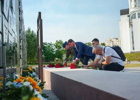 Люди покладають квіти до меморіалу в Бучі
