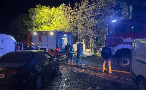 Рятувальники та аварійні служби на місці пожежі вночі