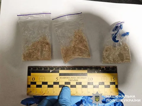 Три пакети з речовиною коричневого кольору та лінійка