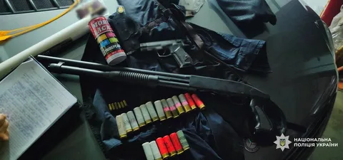 Вилучена рушниця, боєприпаси та патрони на столі