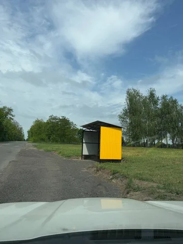 Нова автобусна зупинка з жовтою кабіною на дорозі