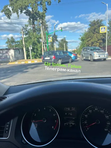 Вид з салону автомобіля на місце дорожної аварії